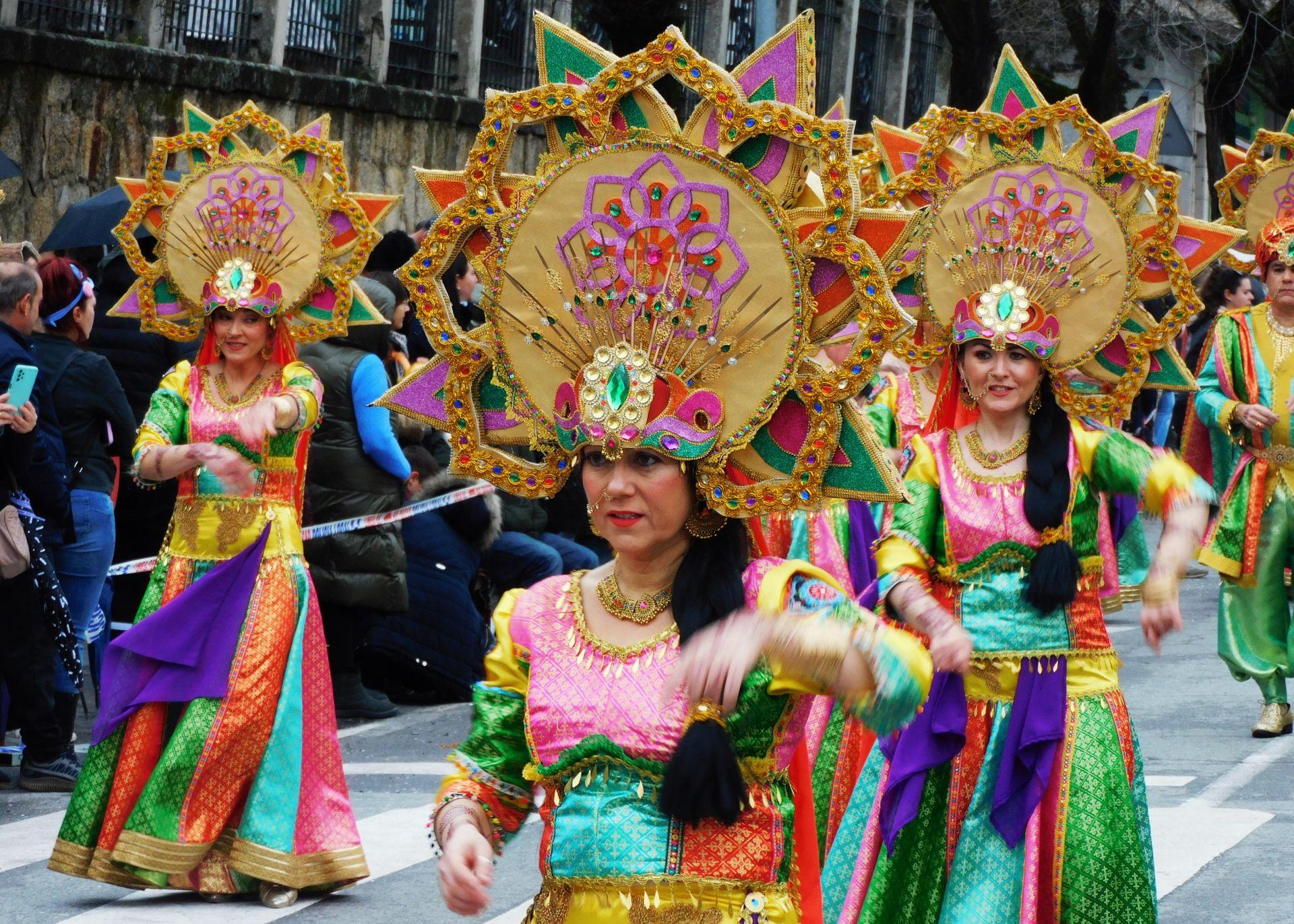 El desfile del Carnaval se impone al frío y la lluvia