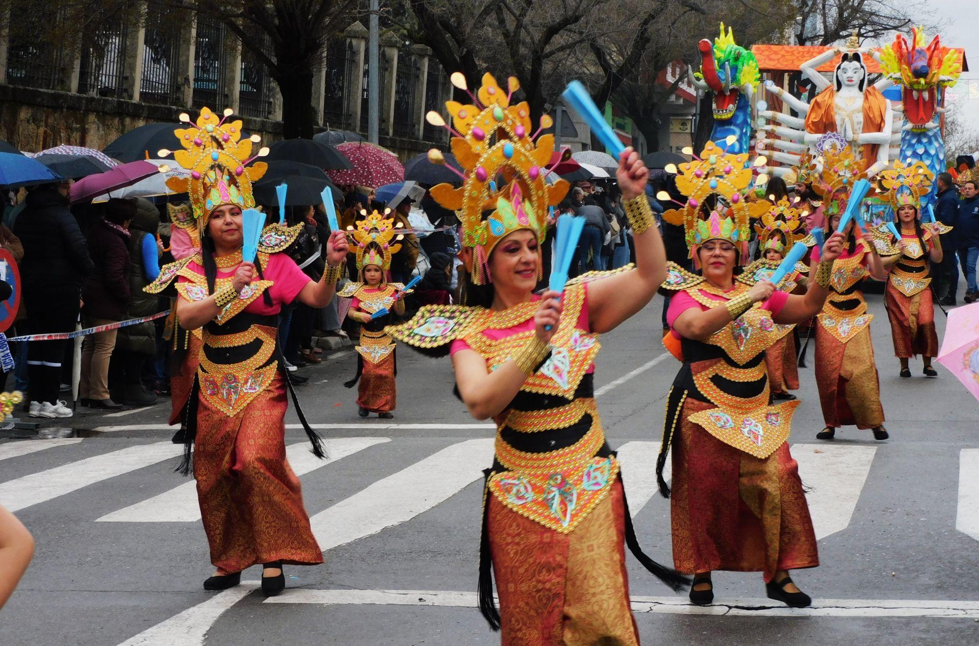 El desfile del Carnaval se impone al frío y la lluvia