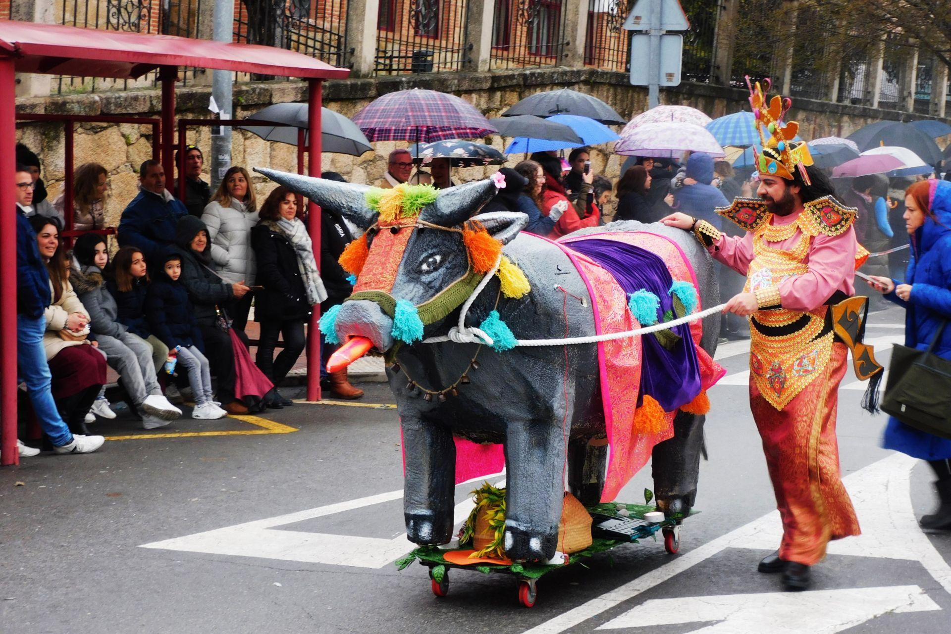 El desfile del Carnaval se impone al frío y la lluvia