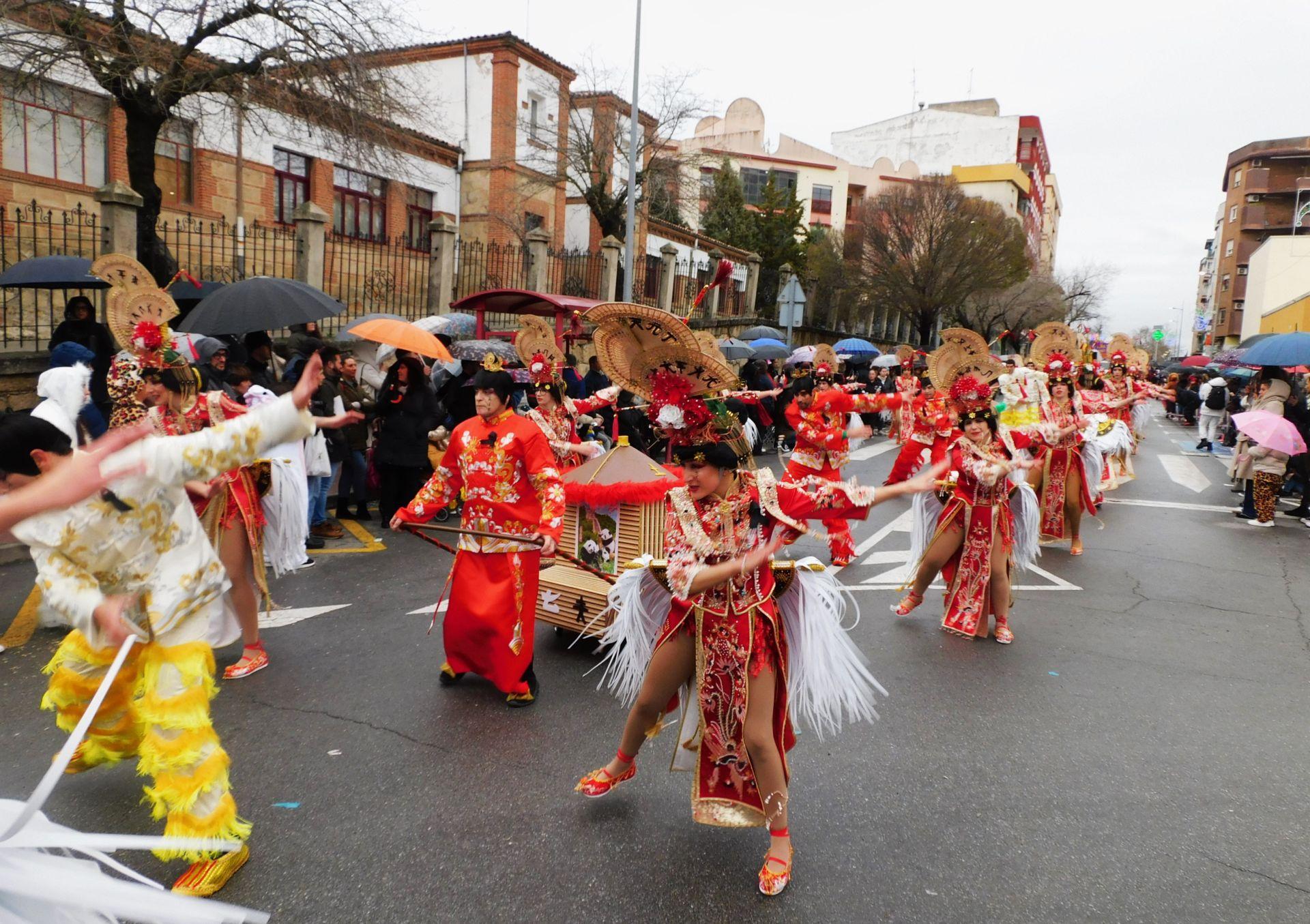 El desfile del Carnaval se impone al frío y la lluvia