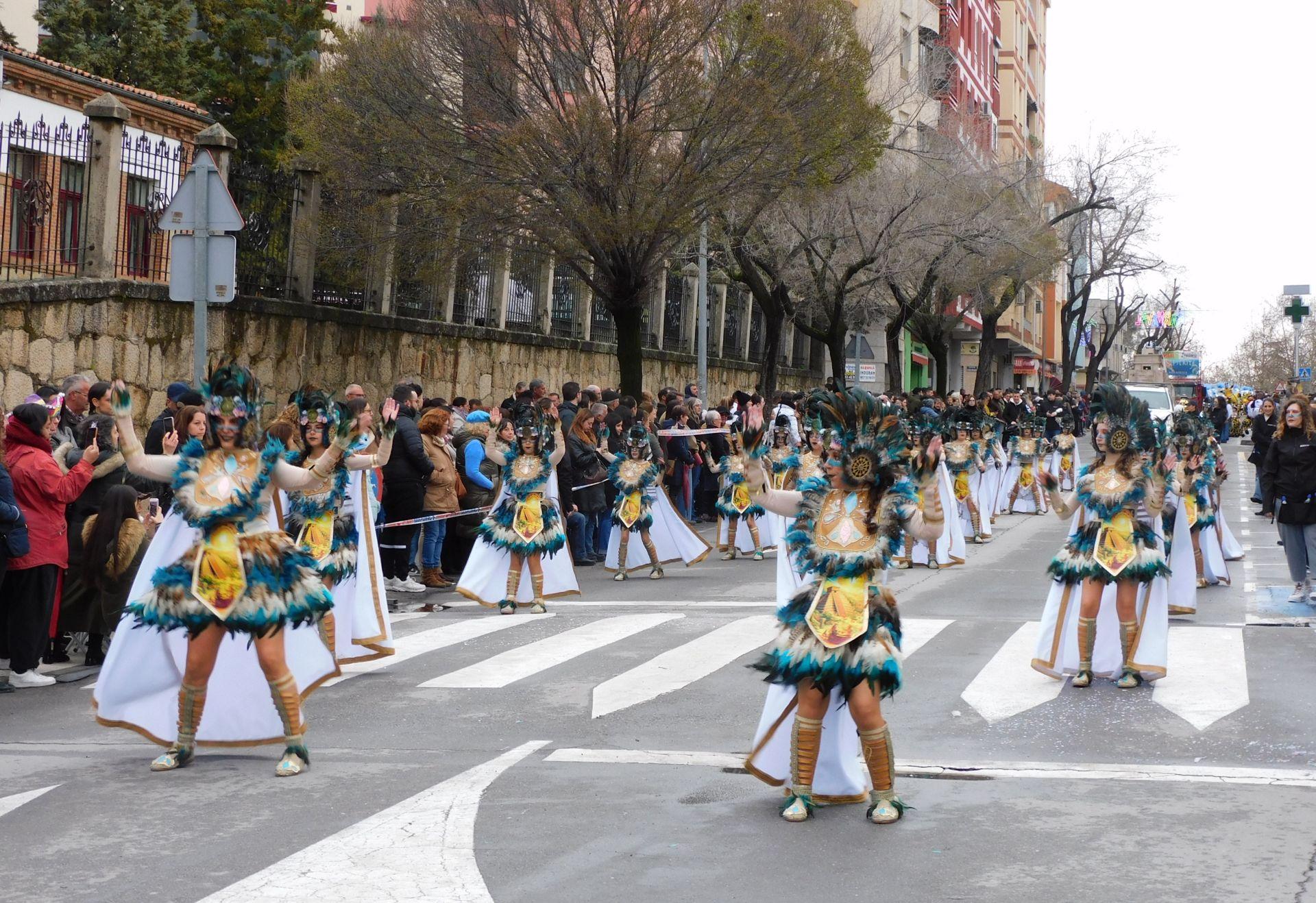 El desfile del Carnaval se impone al frío y la lluvia