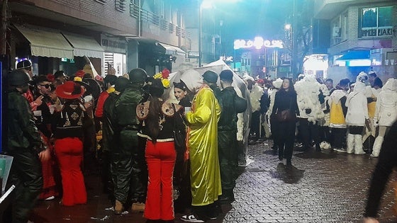 La lluvia hace su presencia en el Carnaval