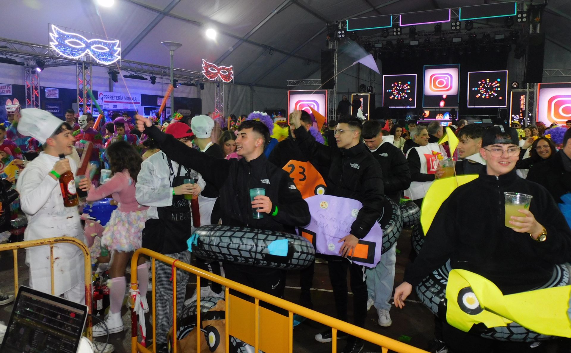 Alegría de los jóvenes presentes en la caseta de las Minas al conocer que habría desfile