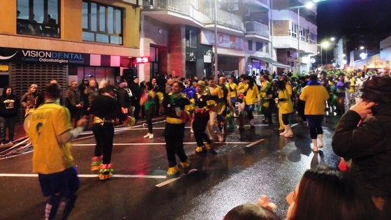 La lluvia da un respiro y permite el pasacalles