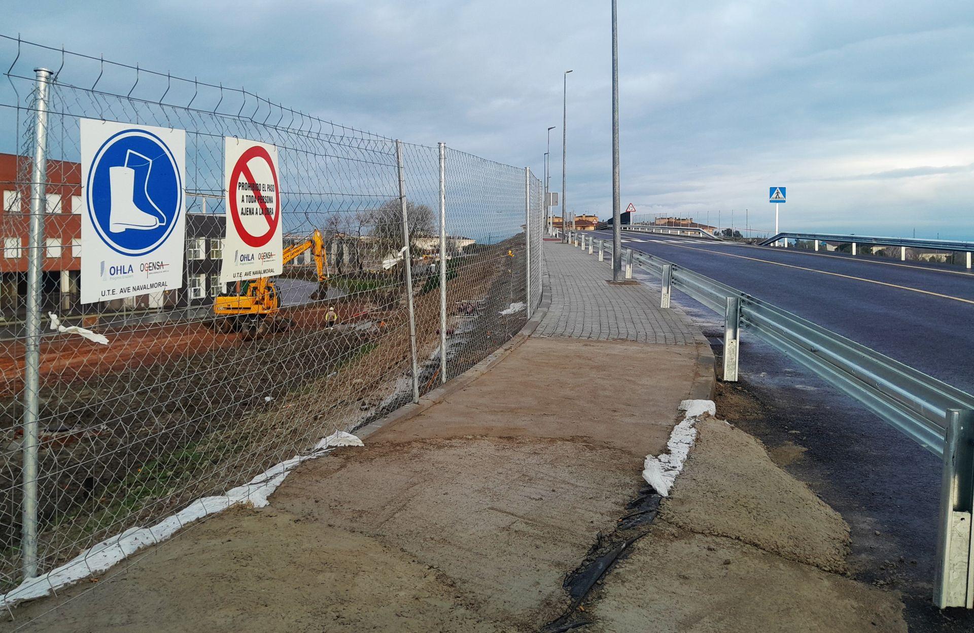 Sin pasos a nivel, pero con pasarela y nuevo puente