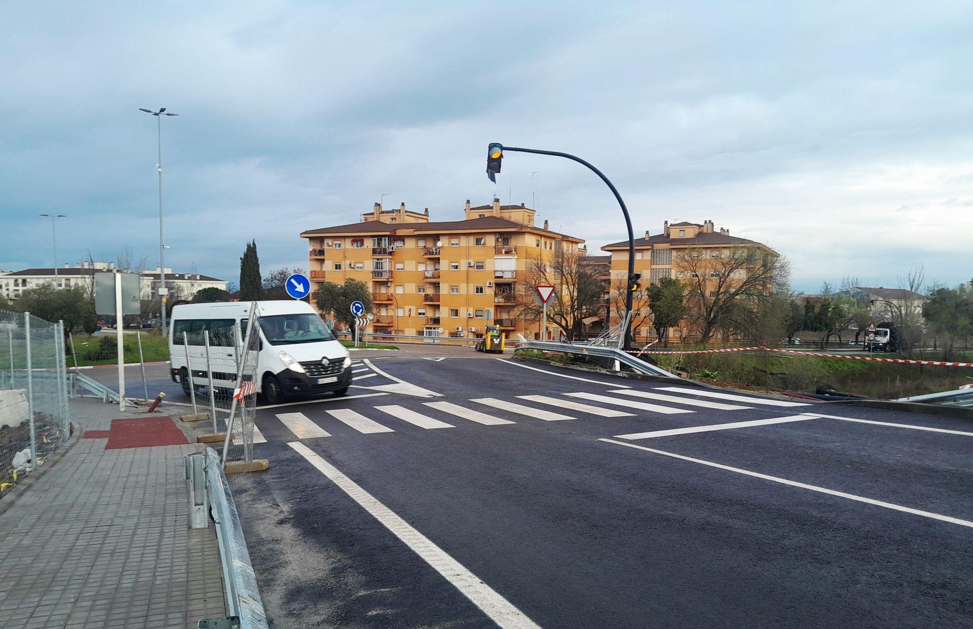 Sin pasos a nivel, pero con pasarela y nuevo puente