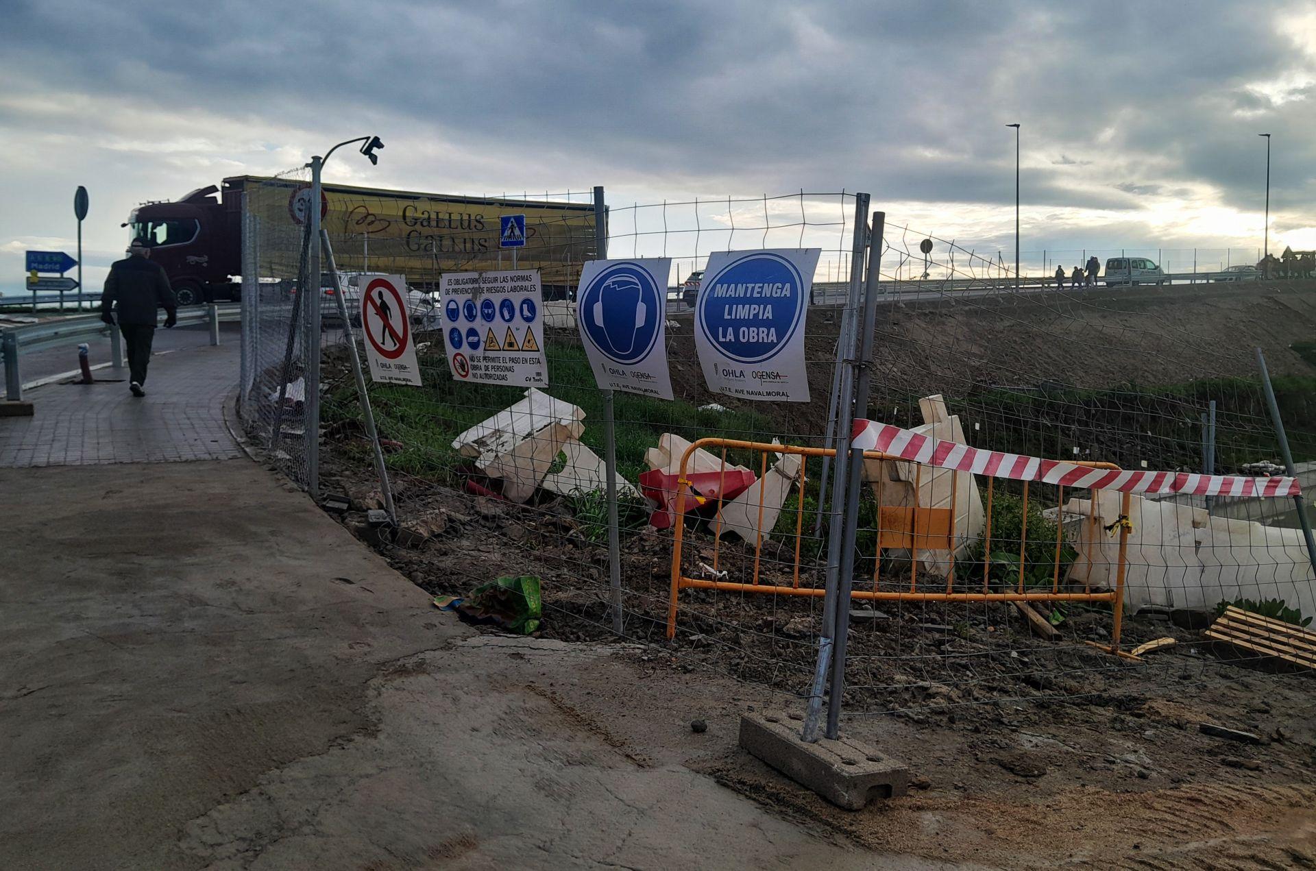 Sin pasos a nivel, pero con pasarela y nuevo puente