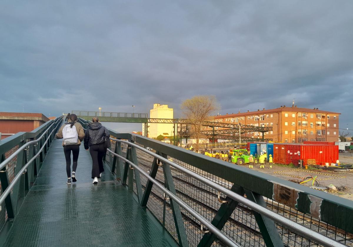 Sin pasos a nivel, pero con pasarela y nuevo puente