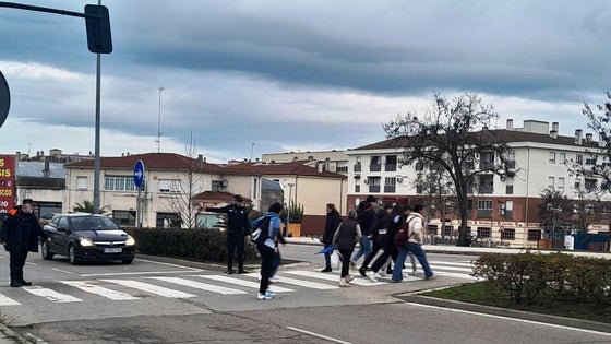 Policía Local y Protección Civil controlan los accesos a Navarrosa en la mañana del viernes