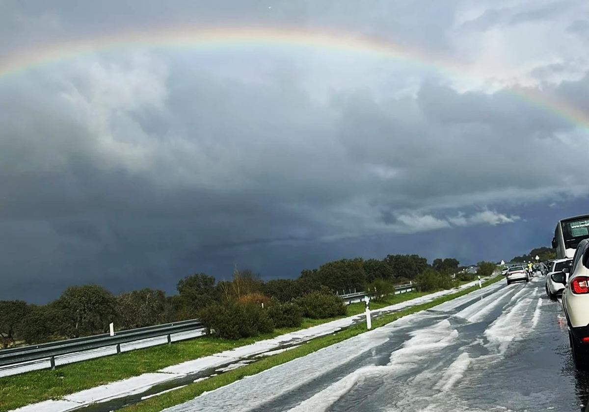 Granizos sobre la calzada