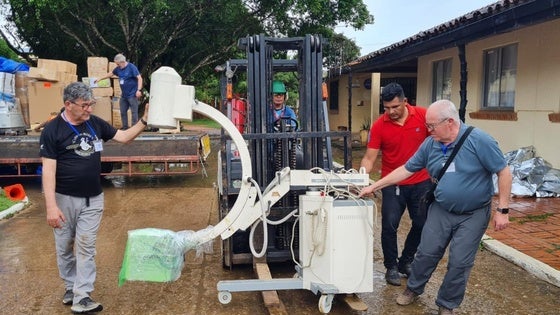 Fernando Martín viaja a Bolivia para instalar los equipos médicos enviados