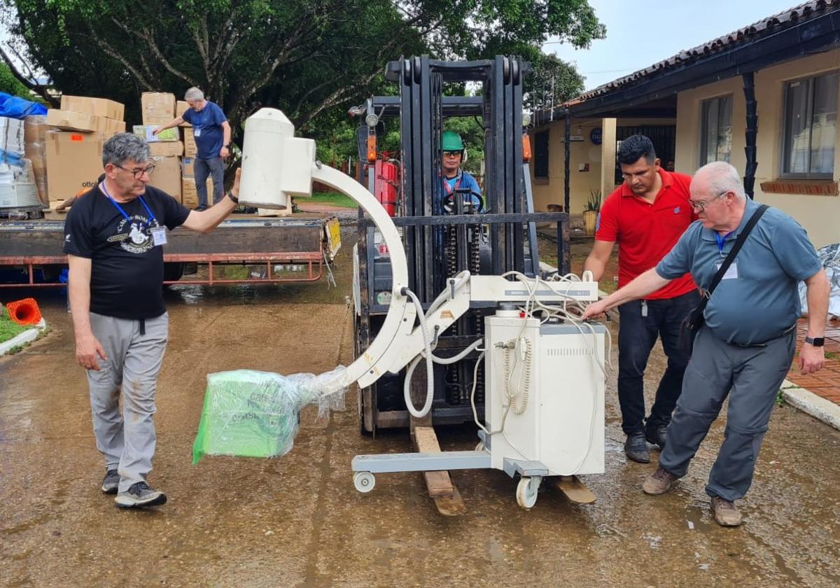 Los voluntarios, entre ellos el Policía Local jubilado, con el material enviado