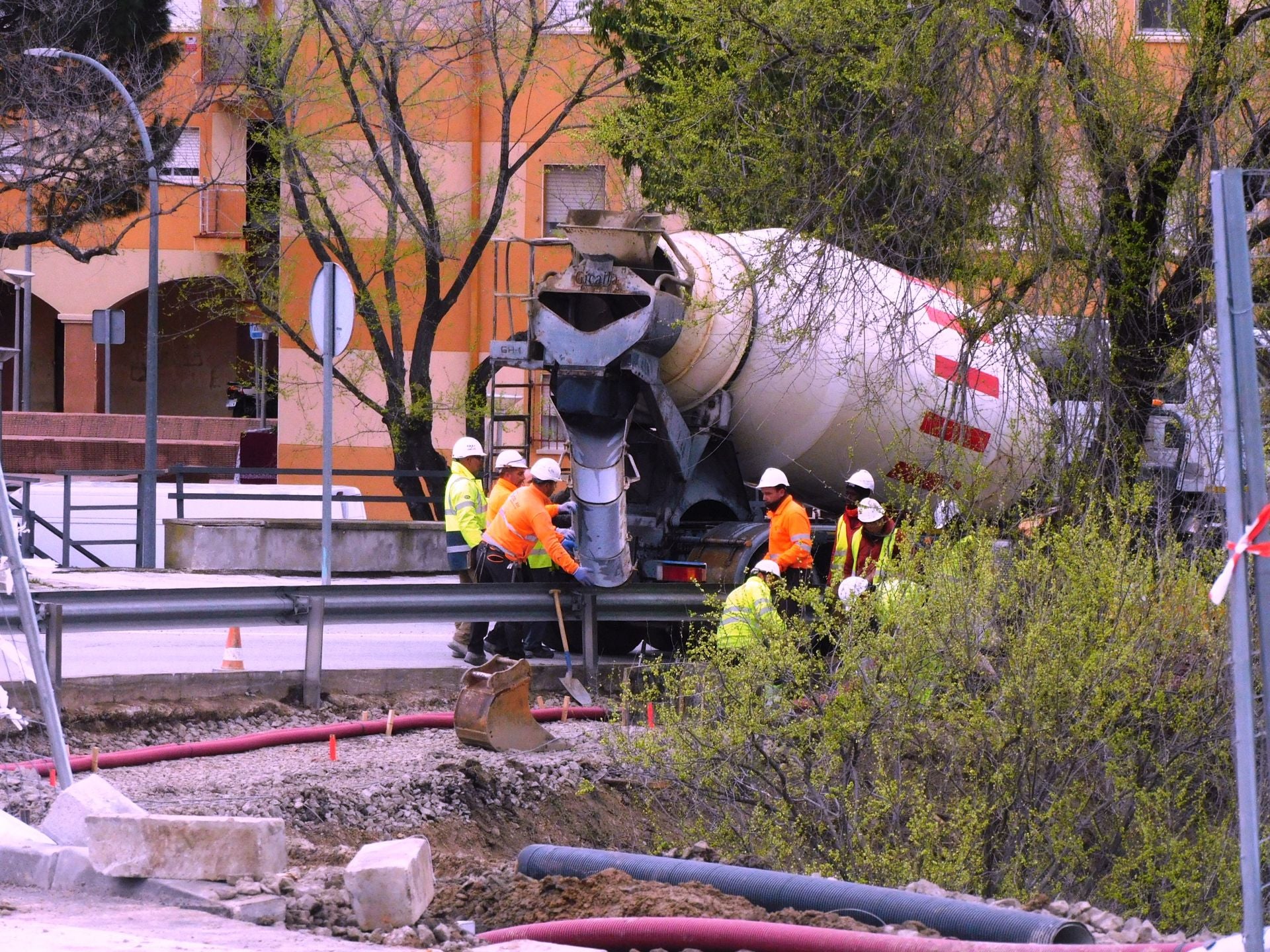 Construcción de la acera en la carretera de Rosalejo