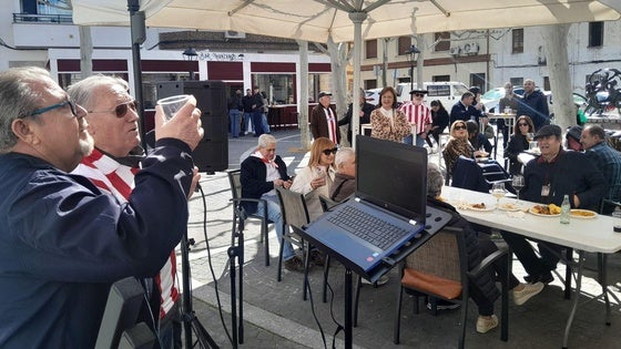 La plaza Vieja se viste de rojiblanco por el Athletic