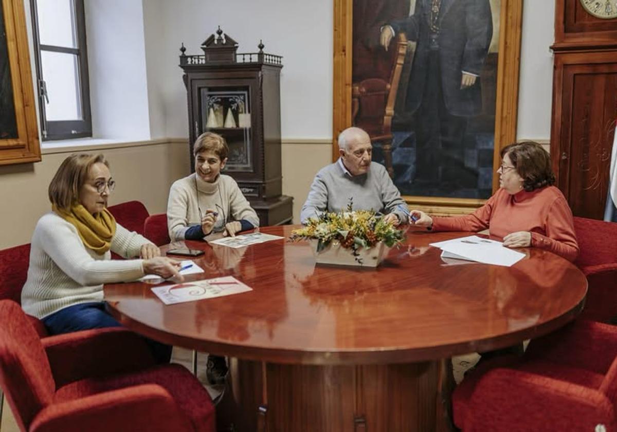 Mari Cruz García a la izquierda de la mesa y Rosa Bautista a la derecha