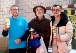 Faky, a la derecha, con el segundo y tercer clasificado