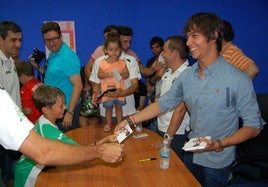 Imagen de archivo de Óliver Torres con jóvenes seguidores