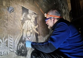 El restaurador José Morillo en plena tarea