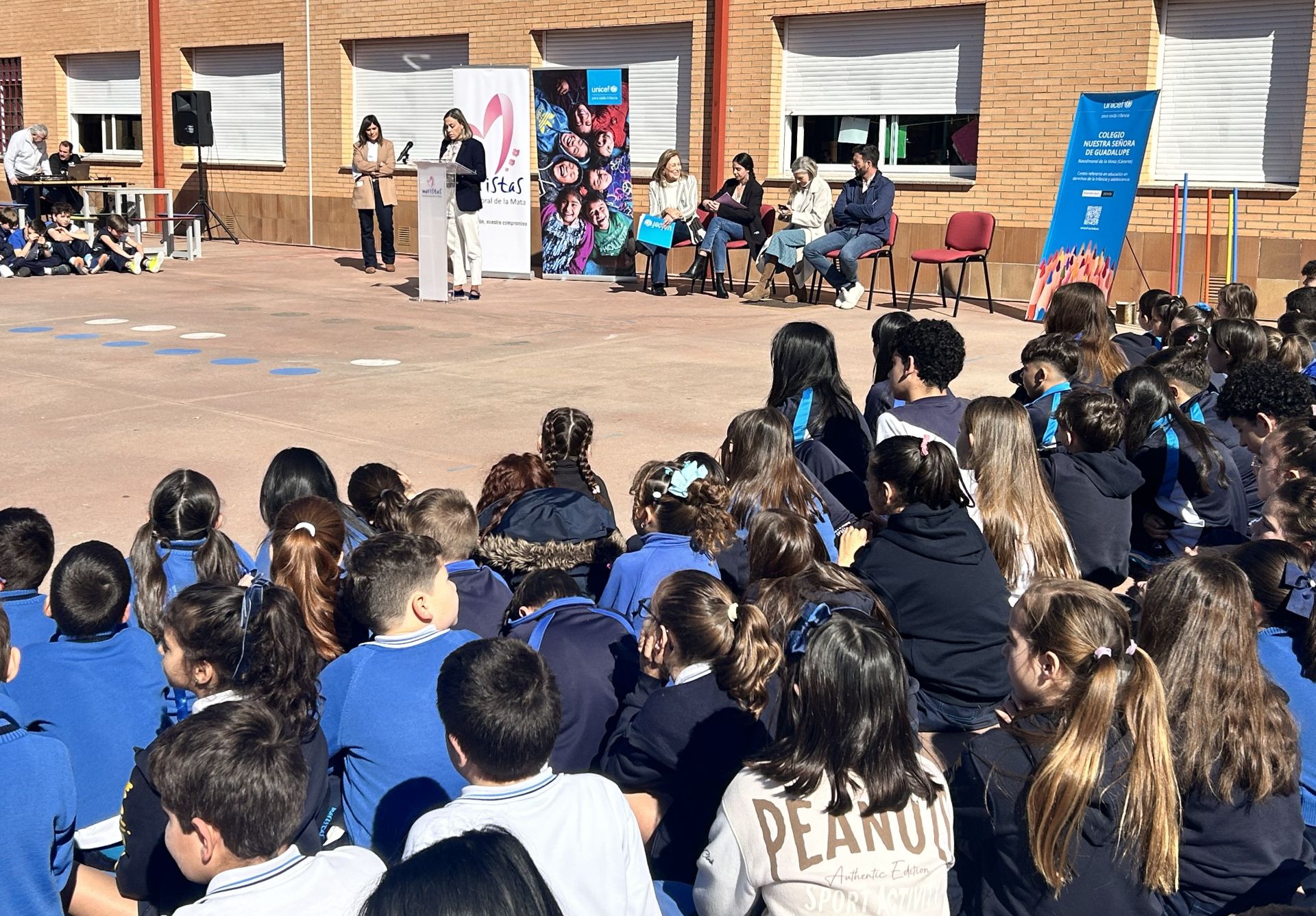 El acto se celebró en el patio del centro