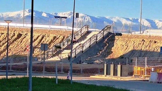 La escalera de acceso al nuevo puente está en funcionamiento desde el viernes