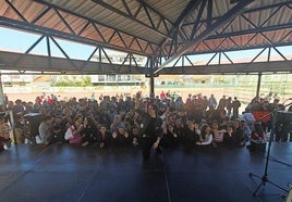 Sergio Cepeda con alumnos y alumnas del centro en plena celebración