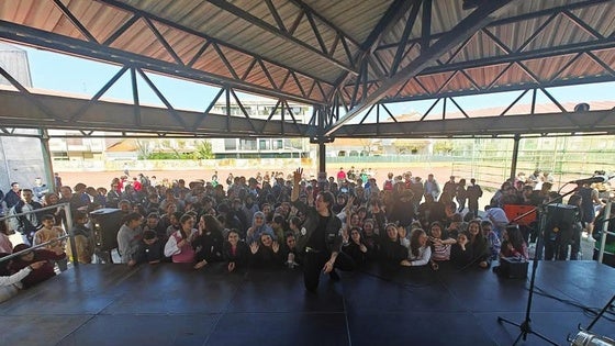 El cantante Sergio Cepeda 'refuerza' el Día del Centro del instituto Augustóbriga