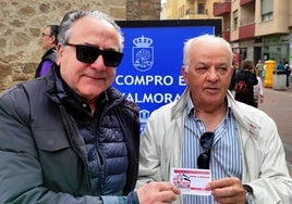 Vicente Jesús Rincón y Ángel Luengo con la papeleta premiada