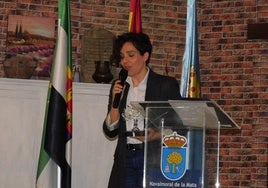 La ganadora de la edición anterior con la encina de plata