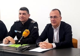 El subinspector jefe con el alcalde