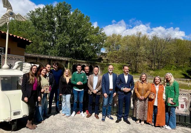 Representantes de las poblaciones que participan con el secretario general de Cultura