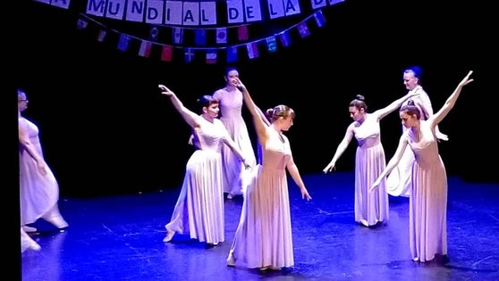 La celebración del Día de la Danza llena el teatro