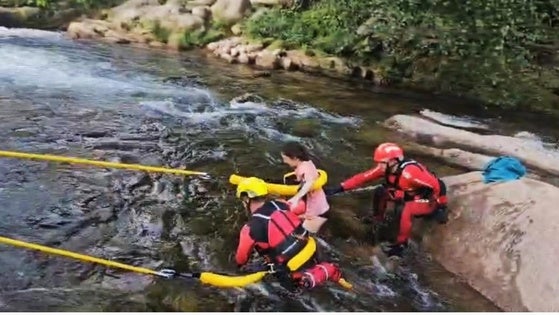 Los bomberos rescatan a una mujer y su hijo atrapados por la corriente en la garganta de Cuartos