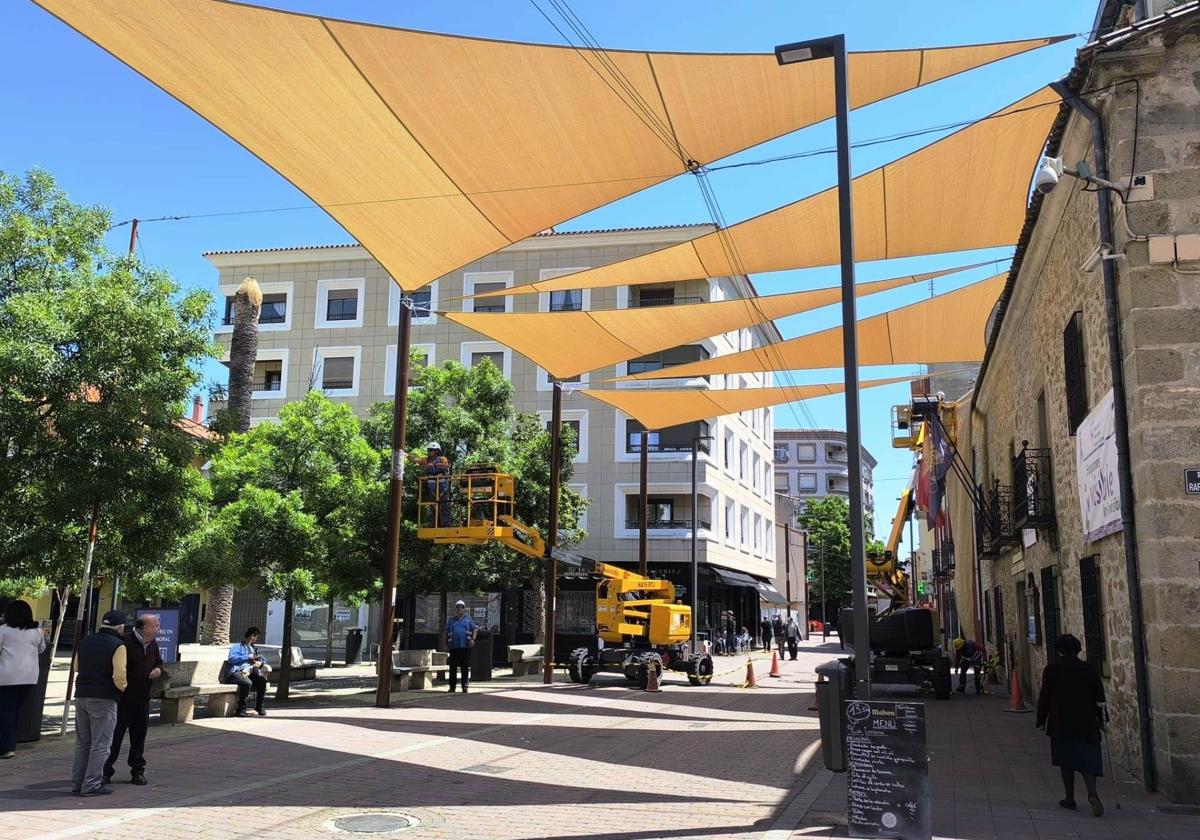 Vuelven los toldos de sombreado al peatonal