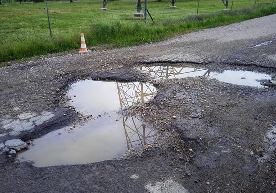 La carretera al Ecoparque vuelve a llenarse de baches