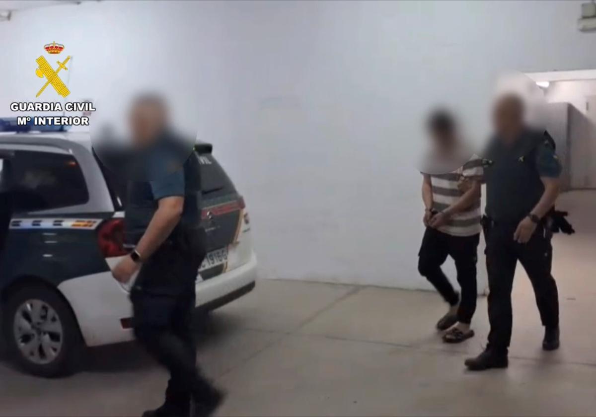 Imágenes de la detención facilitadas por la Guardia Civil