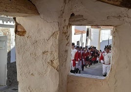 Desfile de los ejércitos por las calles de Romangordo