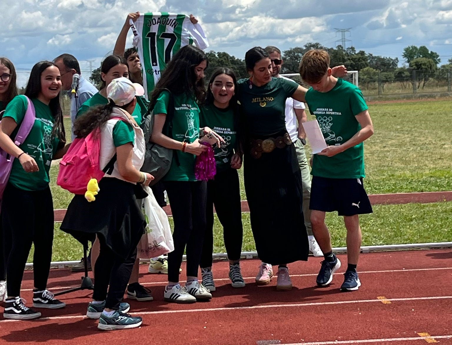 La concejala de Juventud con los participantes