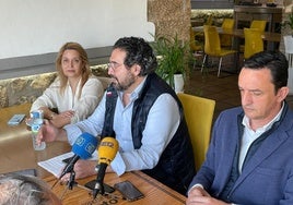 Jaime Vega entre Nuria Camacho y Roberto García
