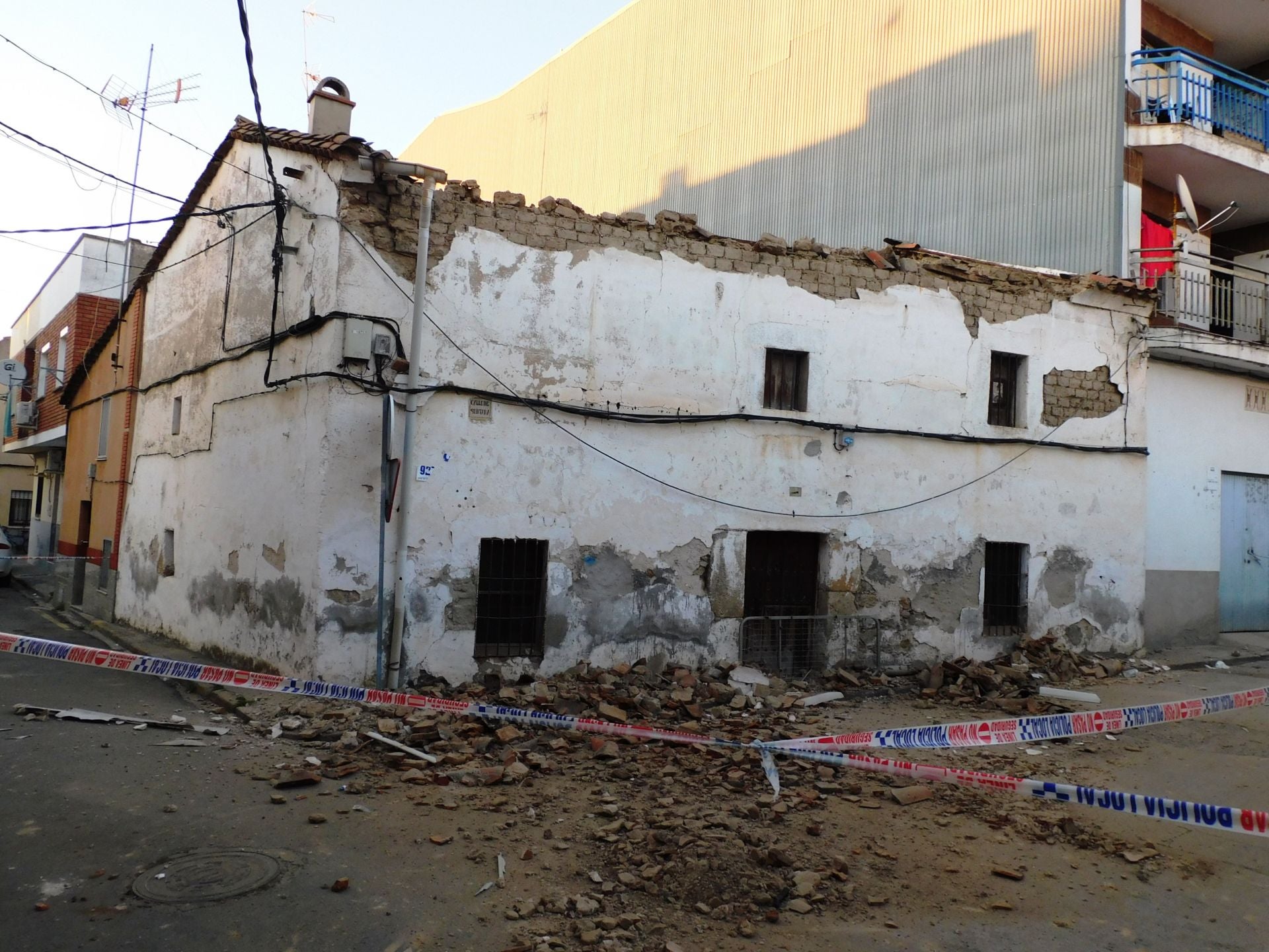 Se derrumba parte de una casa antigua y sin ocupar cerca de la plaza Vieja
