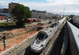 El tren transitando por el entorno del paso a nivel de Pablo Luengo