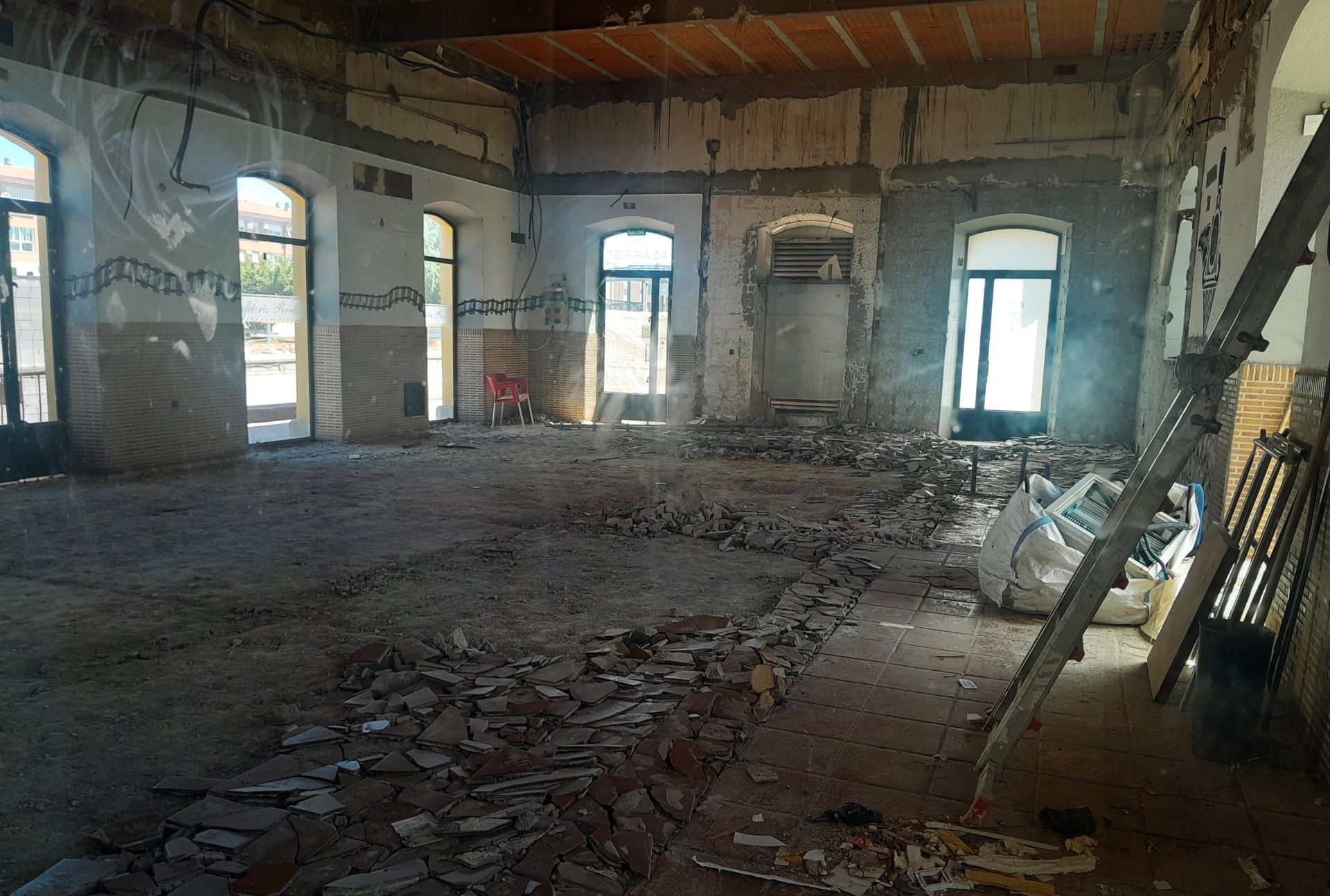 Primeros trabajos en la antigua cafetería de la estación