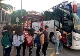 Autobús provisional con estudiantes
