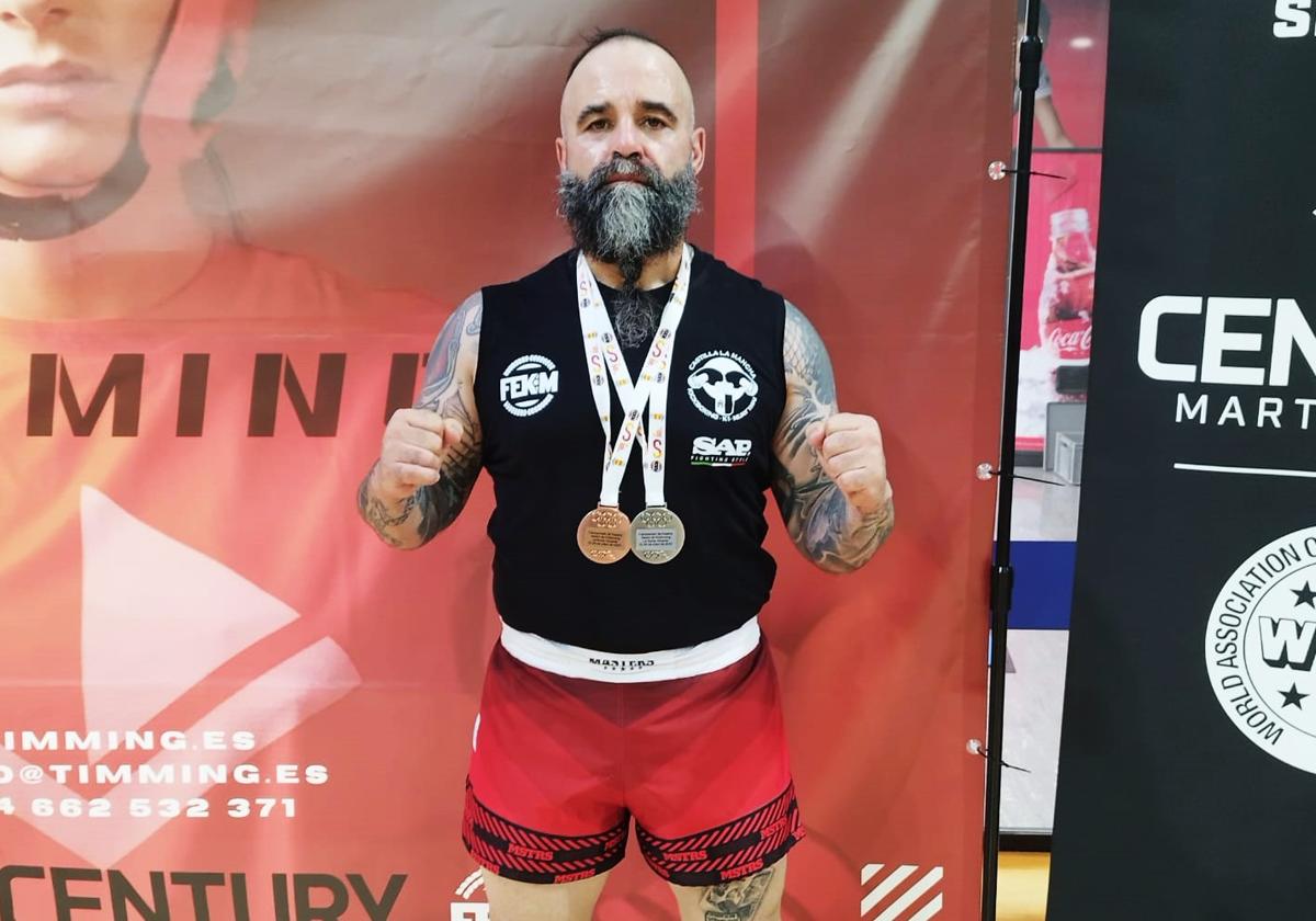 Goyo Expósito con las dos medallas colgadas del cuello