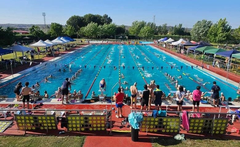 Ambiente en la piscina de verano durante el trofeo