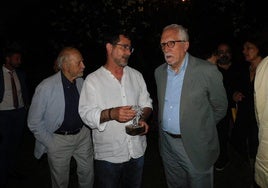 El ganador con la encina de plata y el presidente del jurado, Luis Mateo Díez