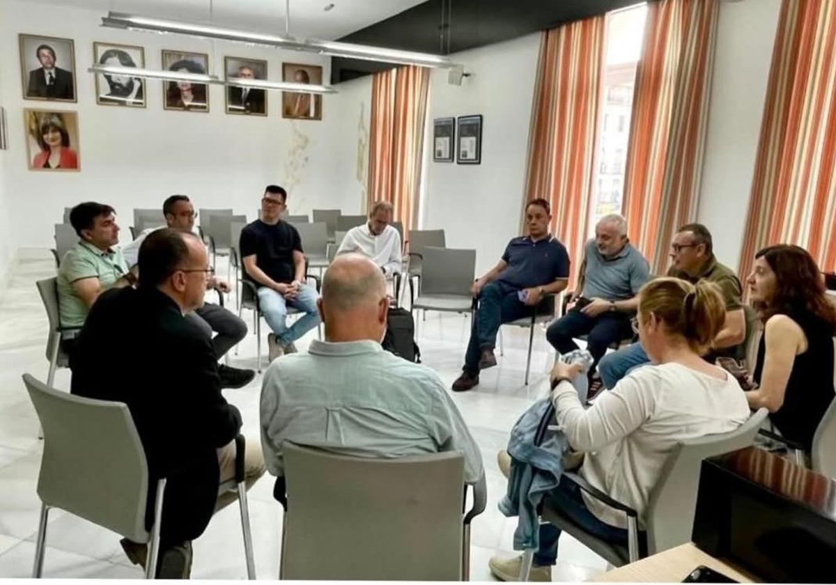 Reunión en el salón de plenos