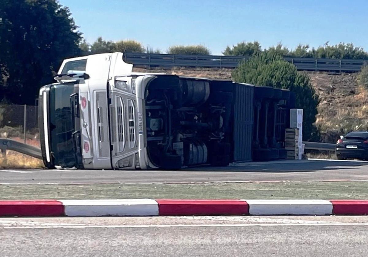 Un camión vuelca en la rotonda de El Gallo y derrama combustible