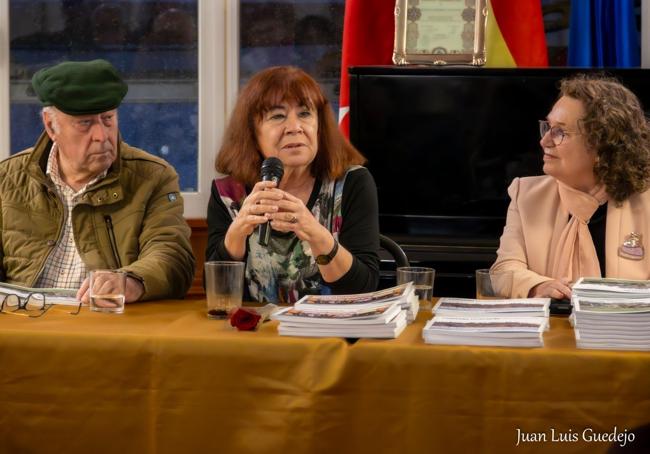 Juan Serna y Cristina Narbona en el Hogar con Pilar Rubio