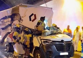 Los bomberos en plena tarea de excarcelación del conductor