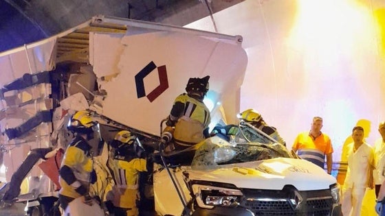 Los bomberos del SEPEI rescatan al conductor de un camión que volcó en los túneles de Miravete